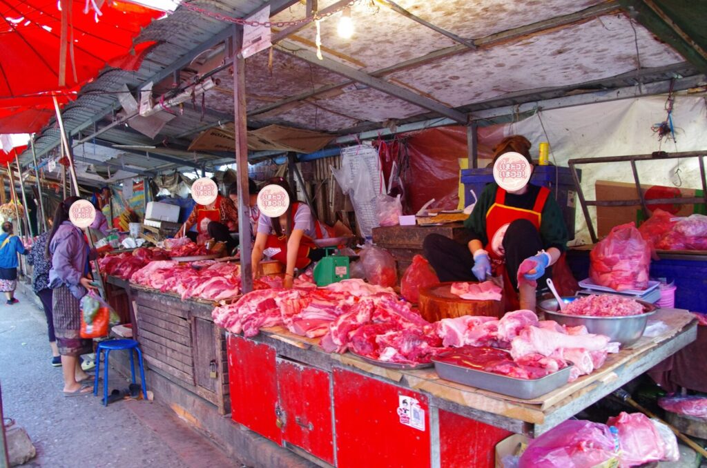 ルアンパバーンの朝市で、肉を切り売りする屋台を撮った写真