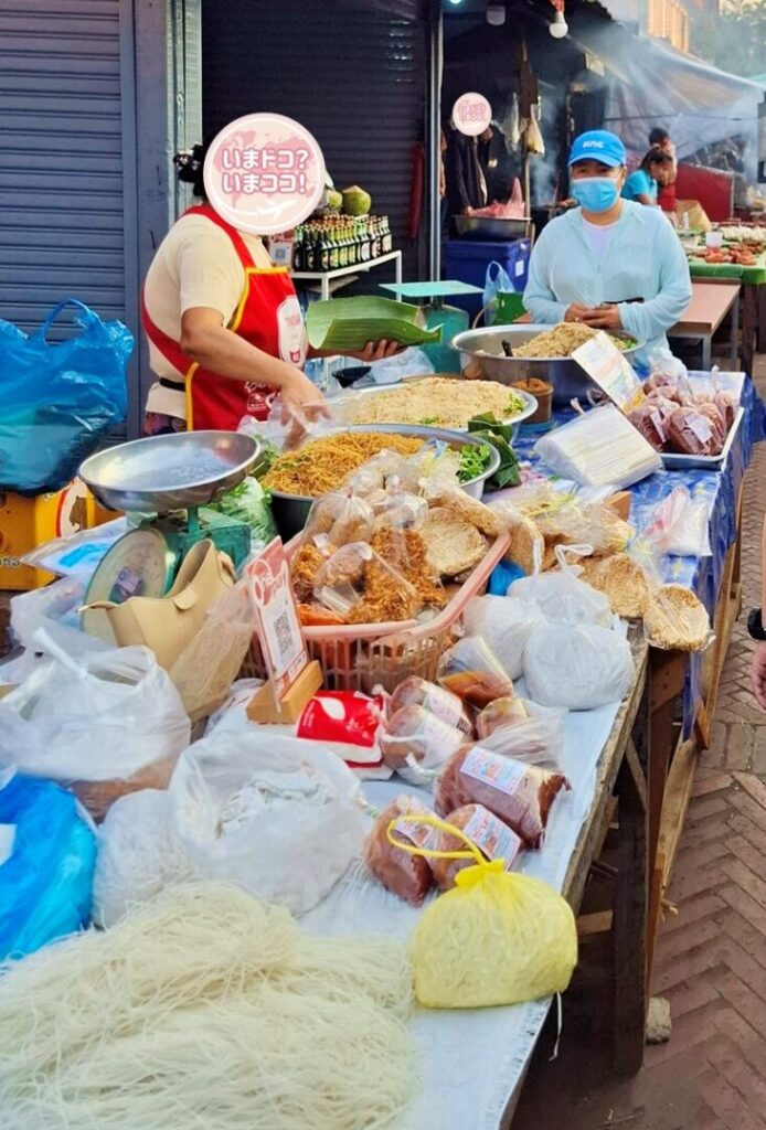 ルアンパバーンの朝市で、おかずやソース、惣菜などを売る屋台を撮った写真