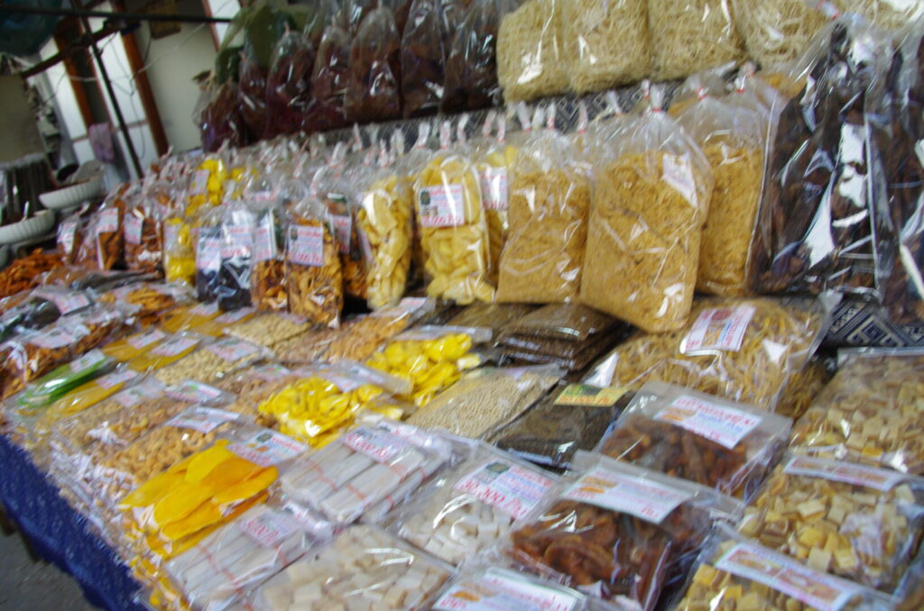 ルアンパバーンの朝市で、ドライフルーツを売る屋台で、ドライフルーツが大量に並んでいるのを撮った写真