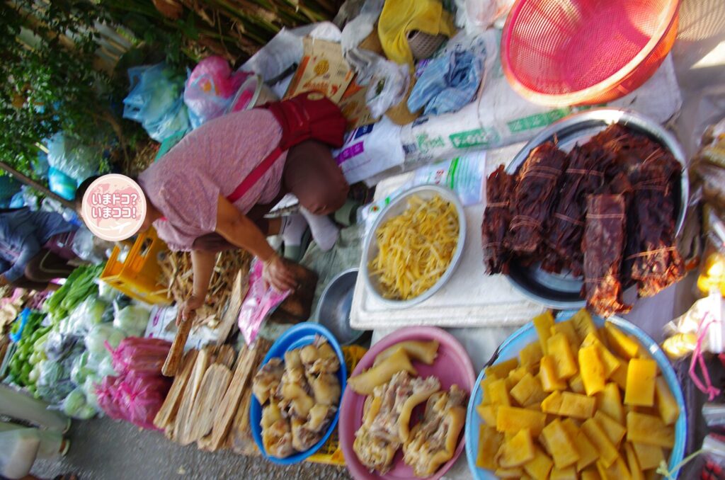 ルアンパバーンの朝市で、干し肉や、トンソクを売る屋台撮った写真