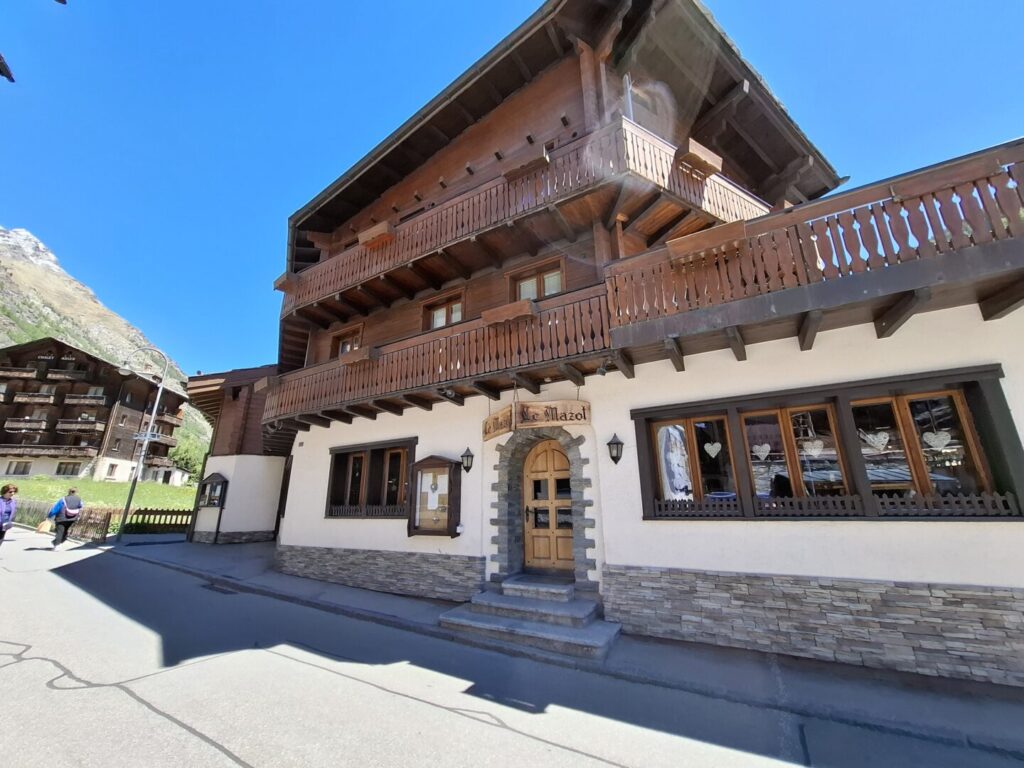 スイスのツェルマットで筆者が宿泊したコスパ抜群のホテル、Mazot Zermattのレストランの入り口を撮った写真