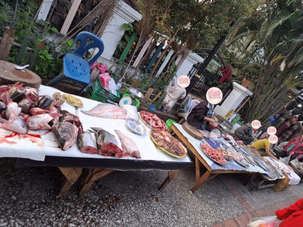 ルアンパバーンの朝市で、大きな魚を切り分けたあとに、魚のあらが残っている写真