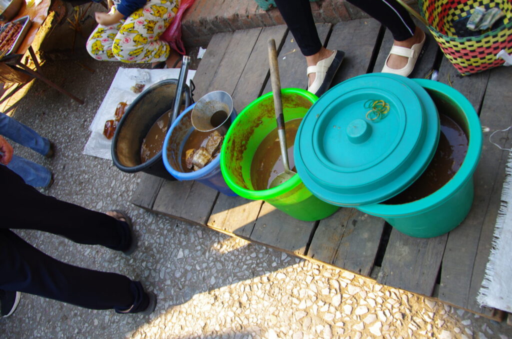 ルアンパバーンの朝市で魚の切り身をタレに付け込んだものを売っている屋台を撮った写真