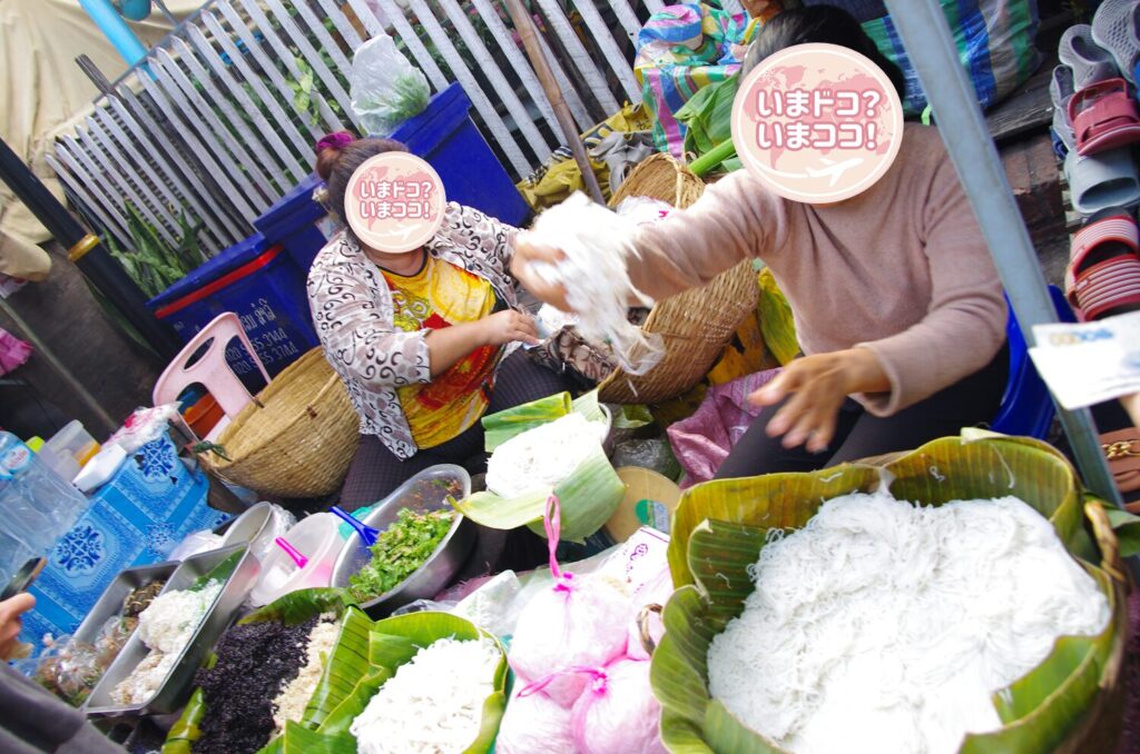 ルアンパバーンの朝市で、麺を量り売りするを撮った写真