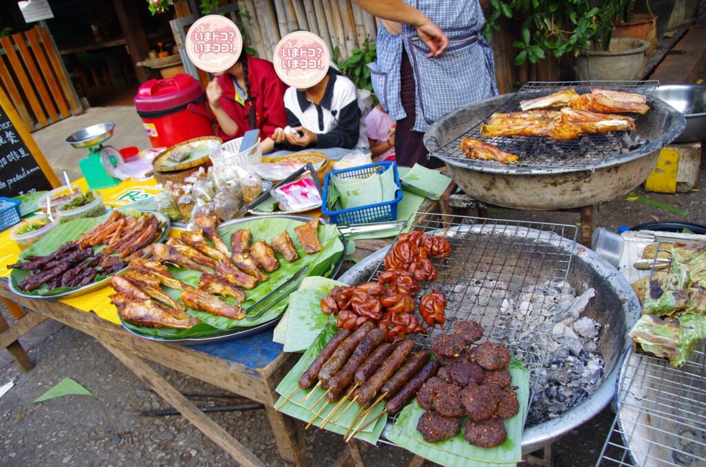 ルアンパバーンの朝市で、炭火で肉を焼いている屋台を撮った写真
