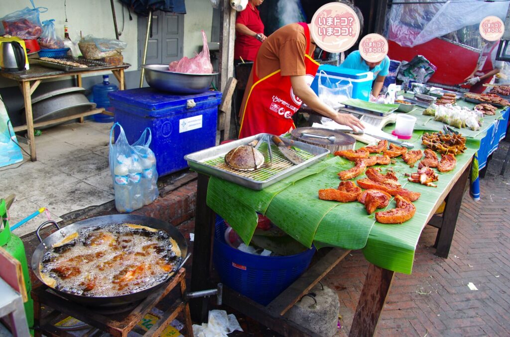 ルアンパバーンの朝市で、豚肉のから揚げを売っている屋台を撮った写真