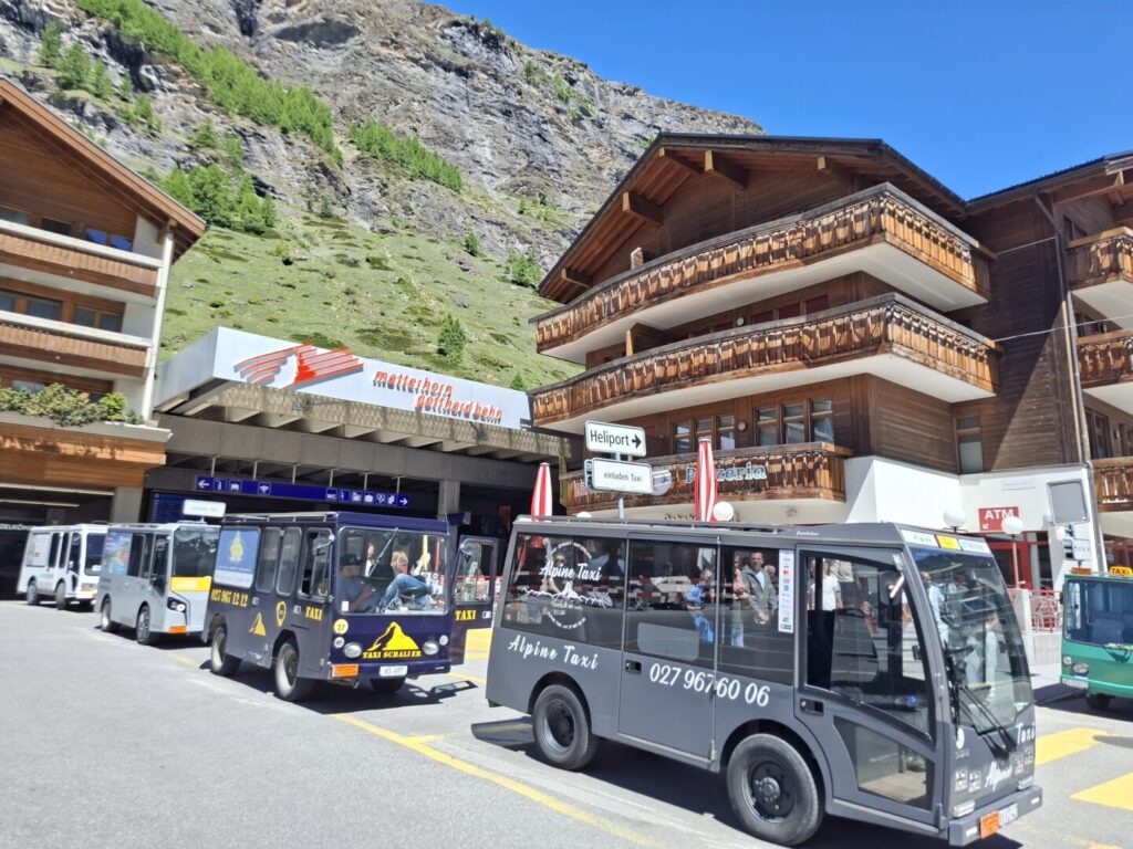 筆者が撮ったツェルマット駅前の広場の写真で、タクシーとしての電気自動車がたくさん止まっている写真