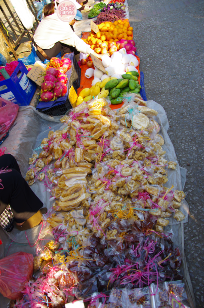 ルアンパバーンの朝市で、くだものやドライフルーツを売る屋台を撮った写真