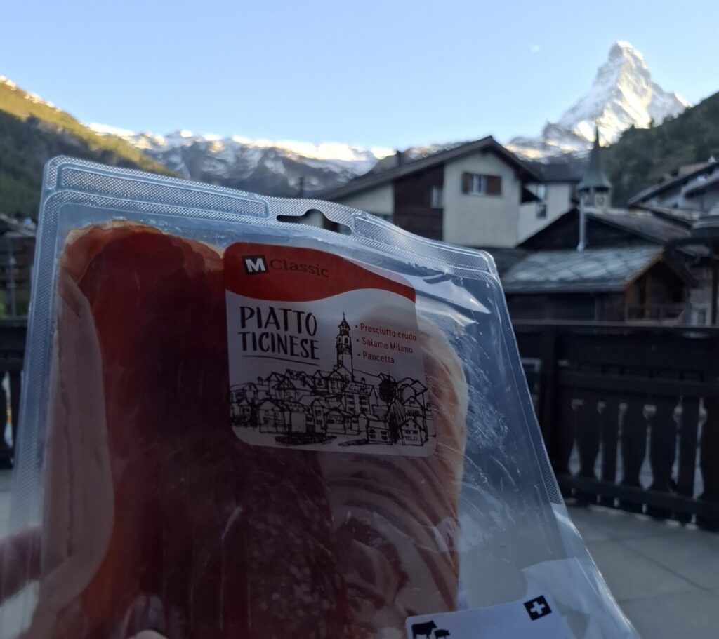 スイスのツェルマットで筆者が宿泊したコスパ抜群のホテルMazot Zermattで、宿泊した部屋に付属の広々としたテラスからスーパーで買った生ハムとマッターホルンを撮った写真