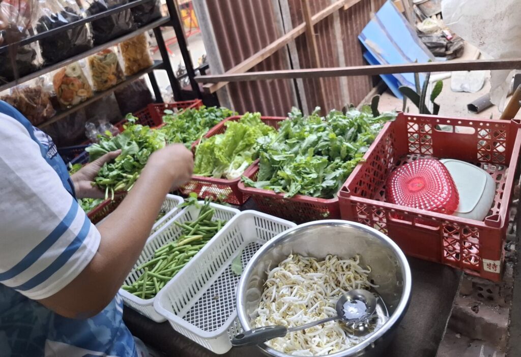 ルアンパバーンで、朝市の通りにある食堂でカオソーイを食べて、その時に撮ったセルフサービスの付け合せの写真