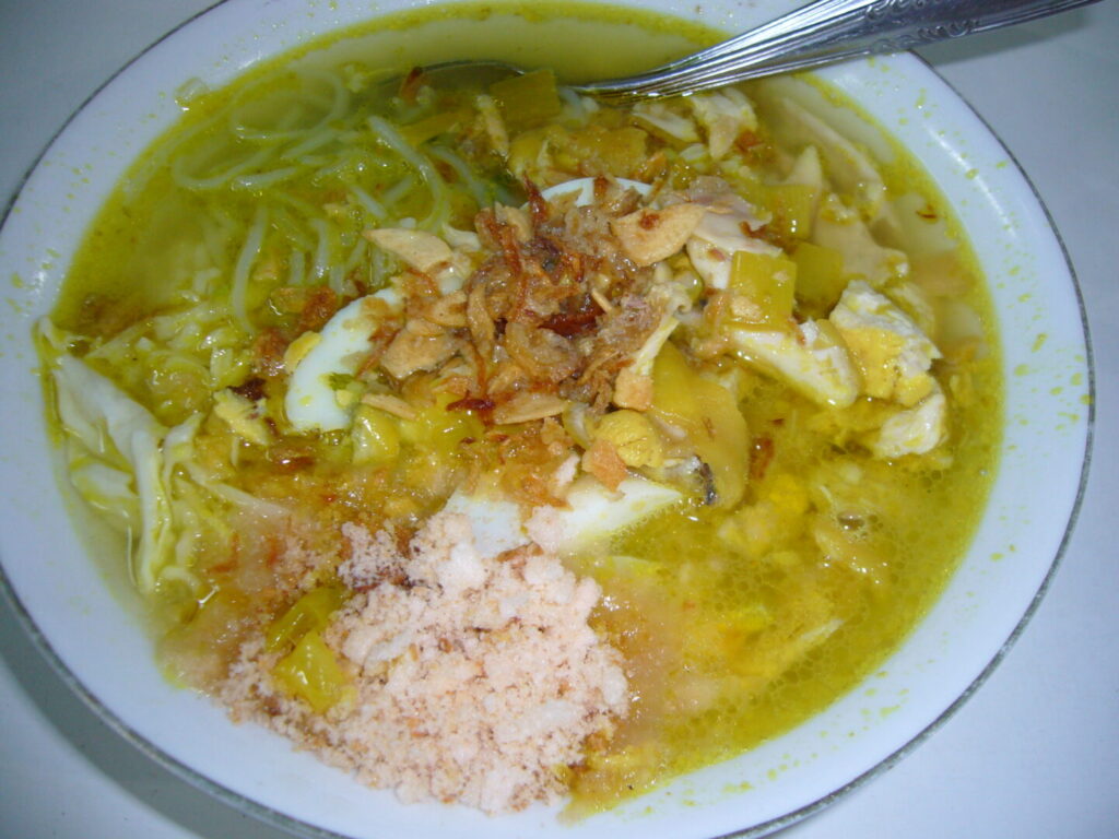 インドネシア、ジョグジャカルタで食べたカレー味の麺料理の写真