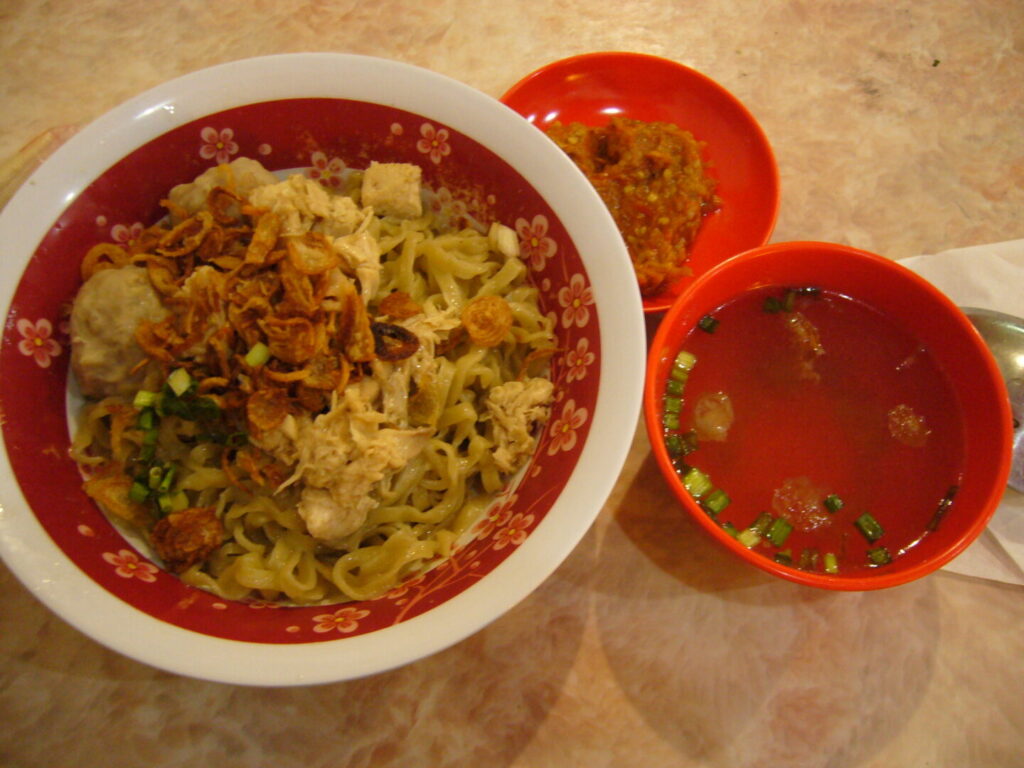 インドネシアのスラバヤで食べた肉味噌が別盛りの麺料理の写真