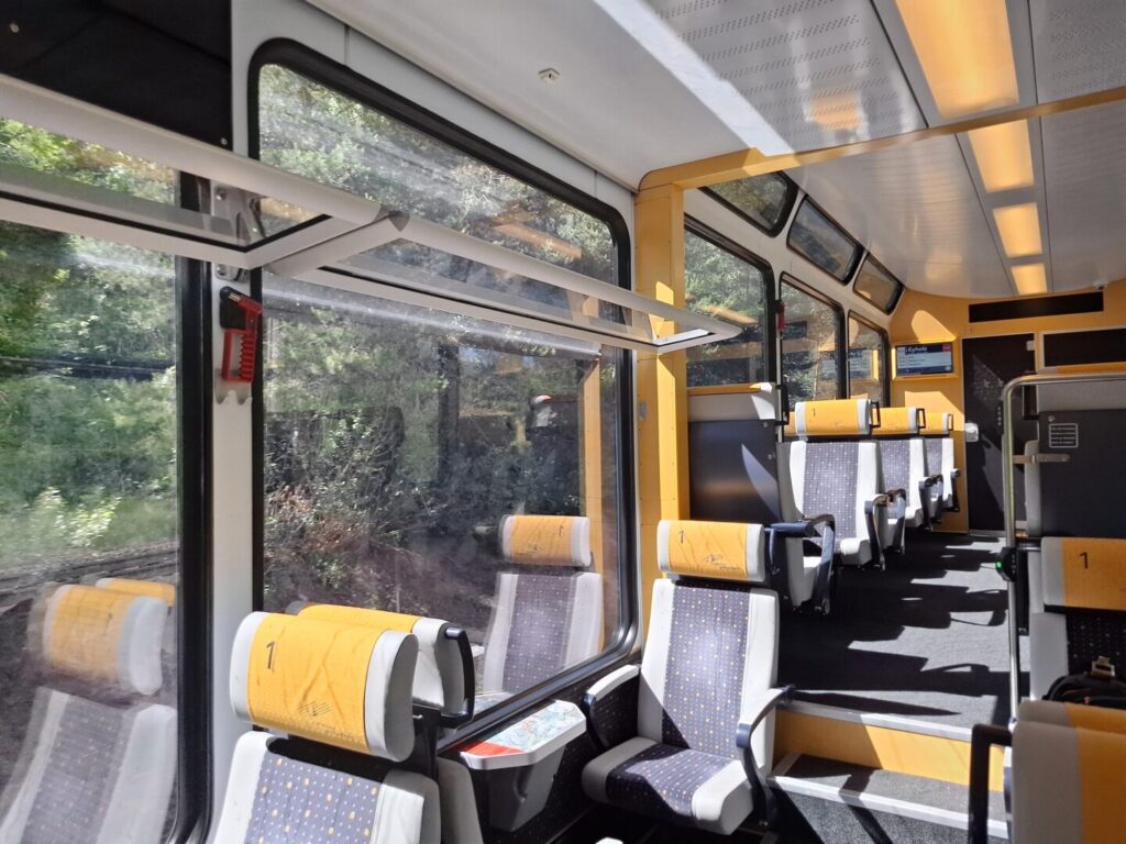 筆者が乗ったマッターホルン・ゴッタルド鉄道、ブリグ発ツェルマット行きの1等座席車の車内の席の配置をとった写真