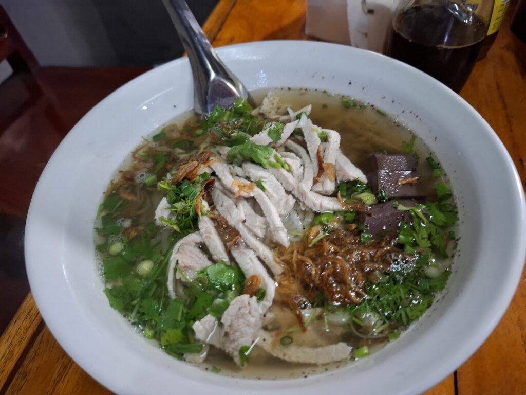 ルアンパバーンで、朝市の通りにある食堂でカオピャックセンを食べて、その時に撮った料理の写真