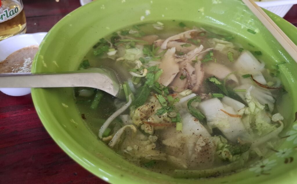 ルアンパバーンで、豚の丸焼きを料理している店でカオピャックセンを食べて、そのときに撮ったカオピャックセンの写真