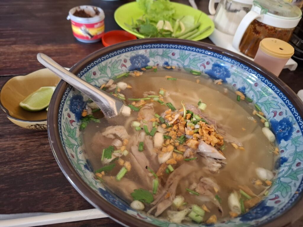 ルアンパバーンで、カオピャックセンを食べ比べをしているときに食べたワットシェントーン近くの食堂の料理の写真