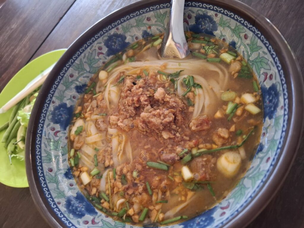 ルアンパバーンで、カオソーイを食べ比べをしているときに食べたワットシェントーン近くの食堂の料理の写真