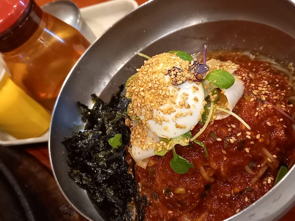 韓国のソウルで食べた混ぜ麺（ビビン麺）の写真