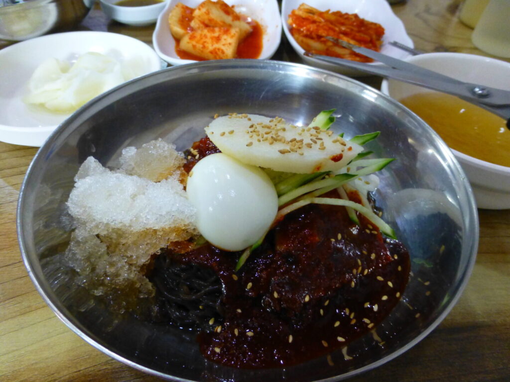 韓国の釜山名物のミルミョン（冷麺）の写真