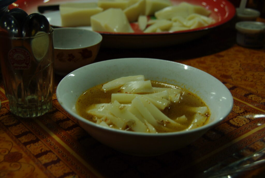 ラオス・シェンクアーンで食べた極太麺料理の写真