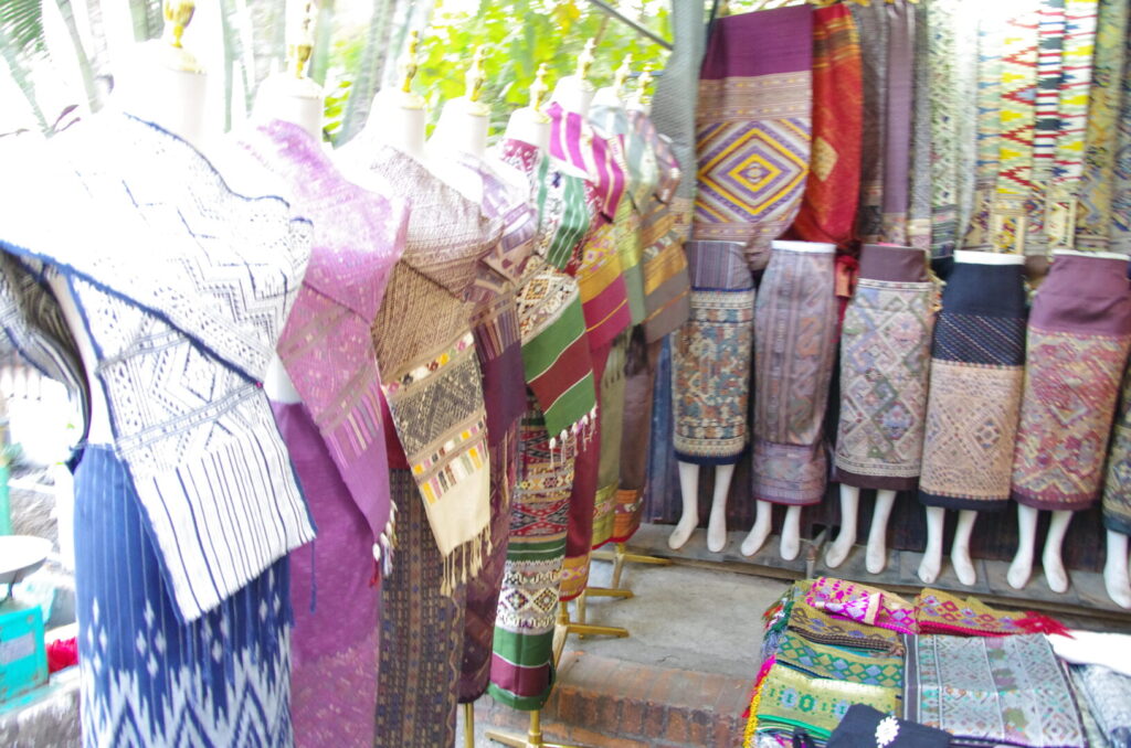 ルアンパバーンの朝市で、ラオスの民族衣装を売る屋台を撮った写真