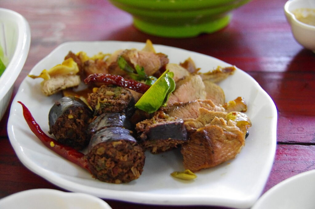 ルアンパバーンで、豚の丸焼きを料理している店で肉の盛り合わせを食べて、そのときに撮った料理の写真