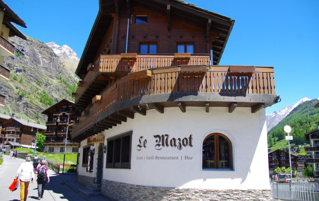 スイスのツェルマットで筆者が宿泊したコスパ抜群のホテル、Mazot Zermattを川沿いの正面から撮った写真