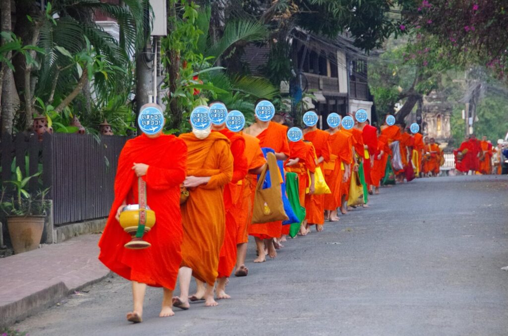 ラオスのルアンパバーンで、早朝に多くの僧侶が出てきて托鉢を行い、自分の寺院に戻っていくのを撮った写真
