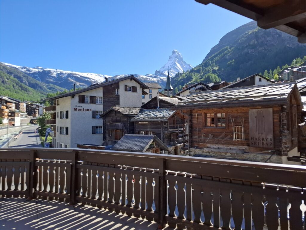 スイスのツェルマットで筆者が宿泊したコスパ抜群のホテル、Mazot Zermattで、広々としたバルコニーからマッターホルンを撮った写真