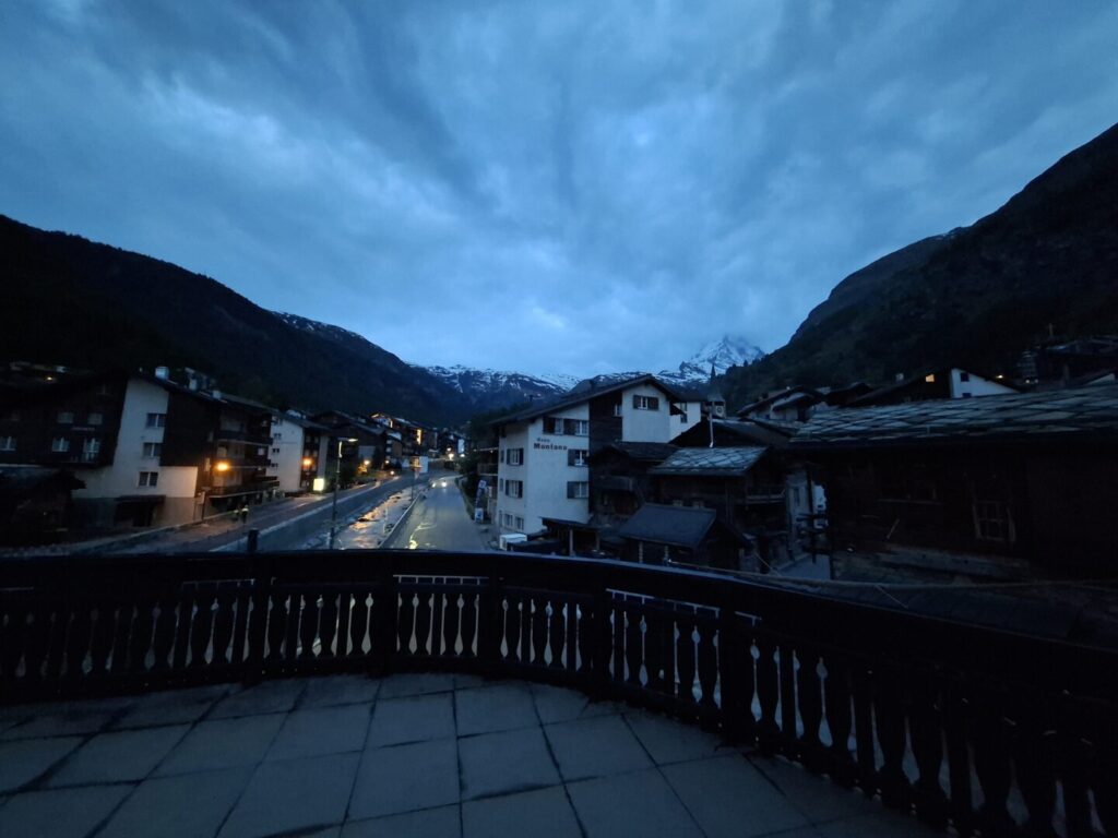 スイスのツェルマットで筆者が宿泊したコスパ抜群のホテルMazot Zermattで、宿泊した部屋から広々としたテラスとマッターホルンを夕方の時間に撮った写真