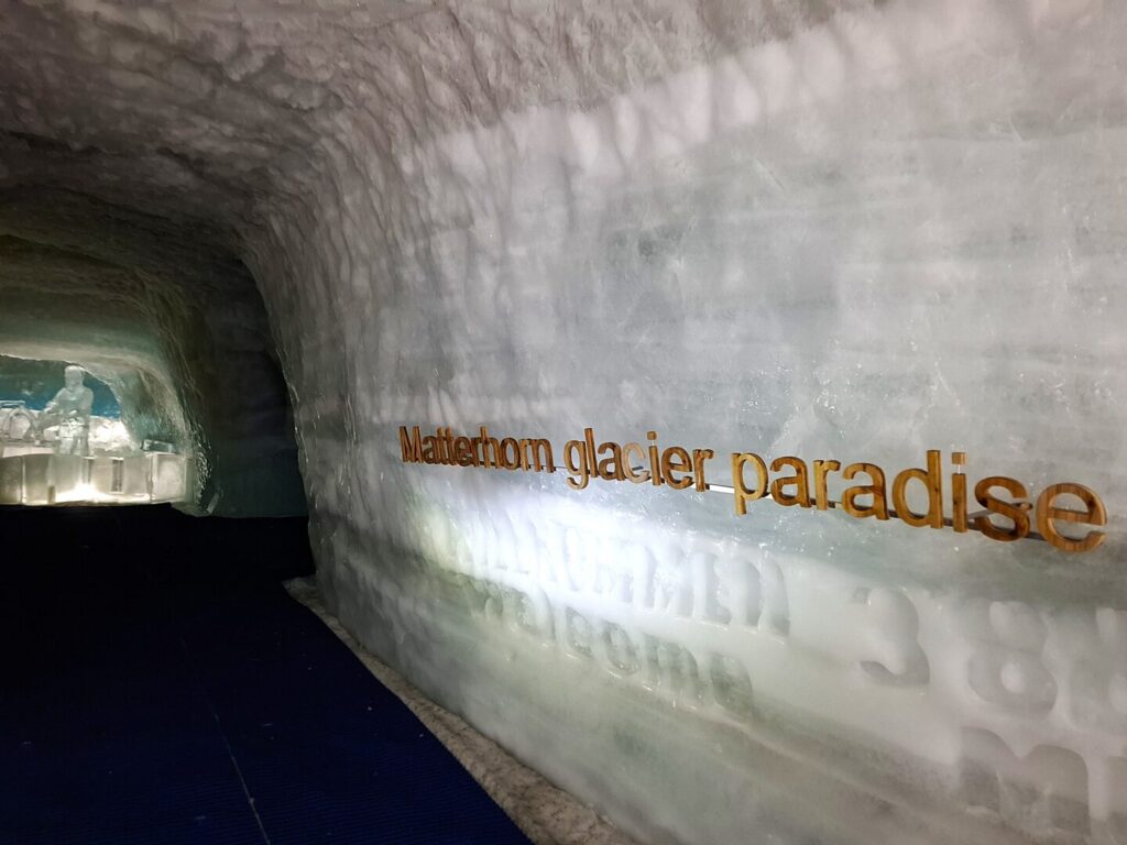 5月に訪れたツェルマットで、グレイシャーパラダイスの看板を氷河の中で撮った写真