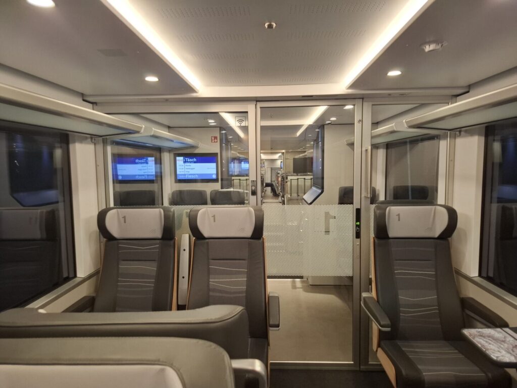 筆者が乗ったマッターホルン・ゴッタルド鉄道、ツェルマット発ブリグ行きの1等の座席の様子をとった写真