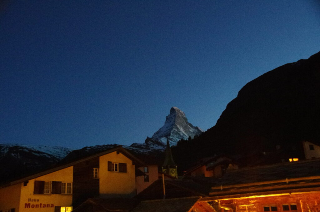 スイスのツェルマットで筆者が宿泊したコスパ抜群のホテルMazot Zermattから夜のマッターホルンを撮った写真