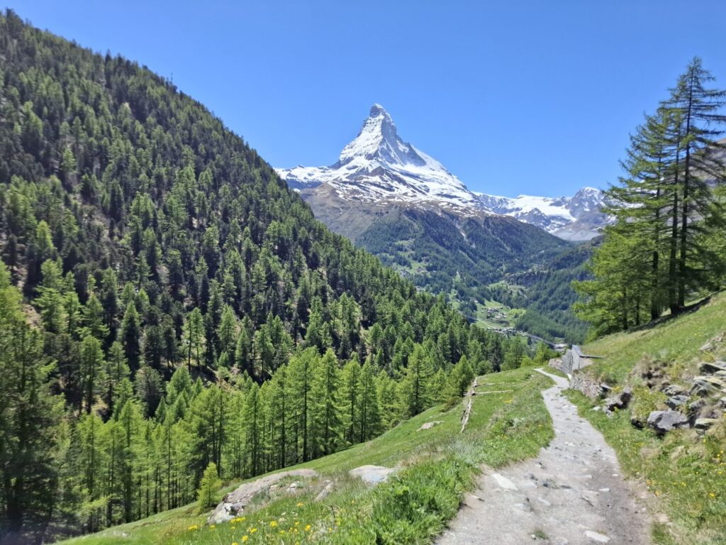 5月に訪れたツェルマットで、スネガからの下山道で、ずっと続くマッターホルンを見ながら下っていく道の様子を撮った写真