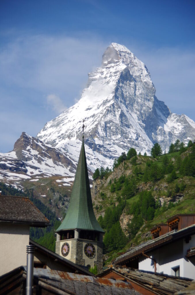 スイスのツェルマットで筆者が宿泊したコスパ抜群のホテルMazot Zermattから、教会の尖塔越しにマッターホルンを撮った写真