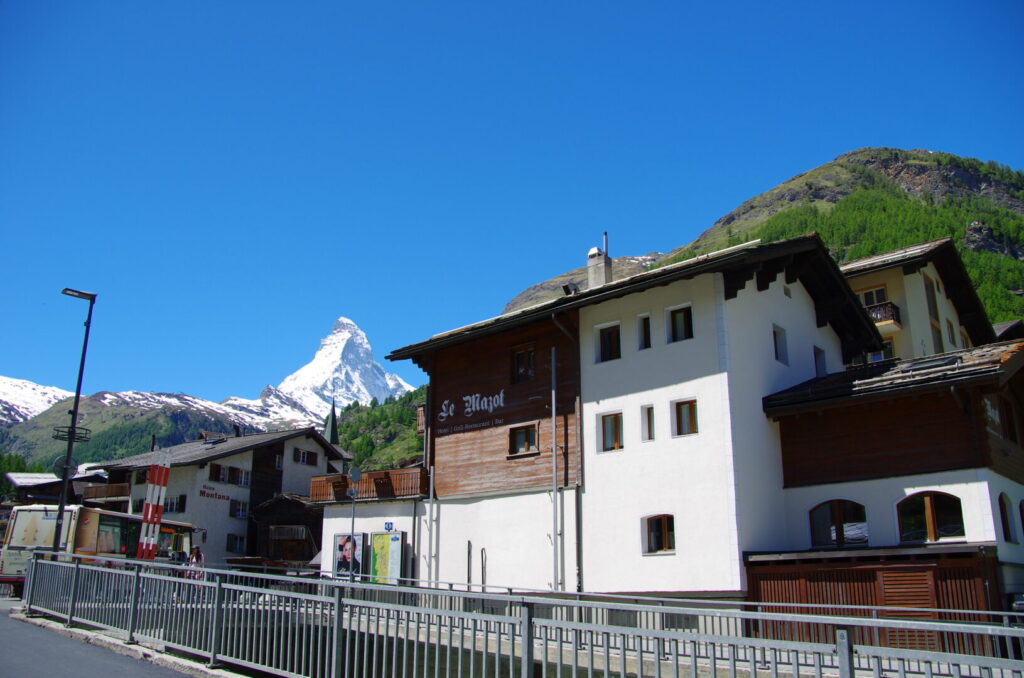 スイスのツェルマットで筆者が宿泊したコスパ抜群のホテルMazot Zermattで、川の反対側からホテルを撮った写真