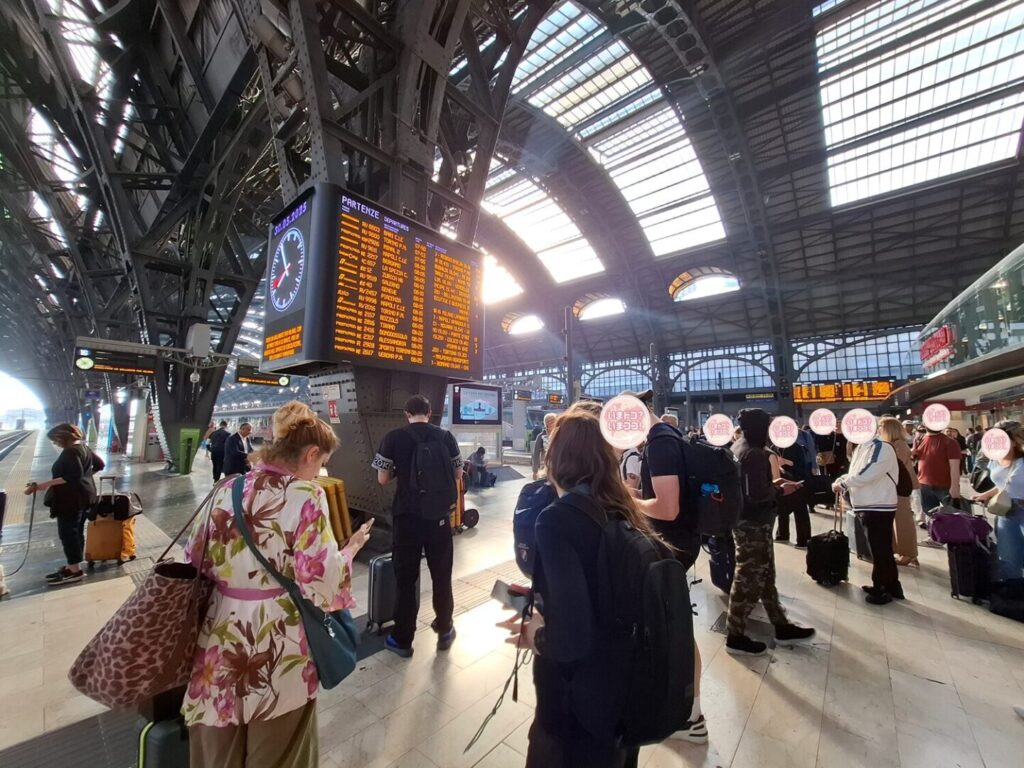筆者が撮ったミラノ中央駅構内の電光掲示板前の写真