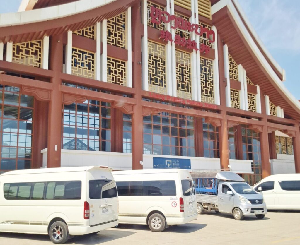 管理人が撮影したラオス中国鉄道(LCR)のルアンパバーン駅前の様子。ミニバスがたくさん止まっている。