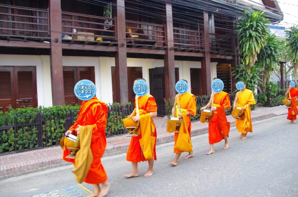 ラオスのルアンパバーンで、早朝の托鉢のときに、ルートを一巡して寺に変えるところを撮った写真