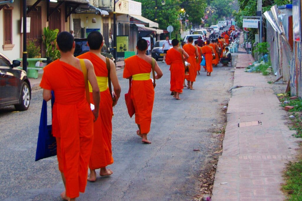 ラオスのルアンパバーンで、早朝の托鉢のときに、ルートを一巡して寺に変えるところを後ろから撮った写真
