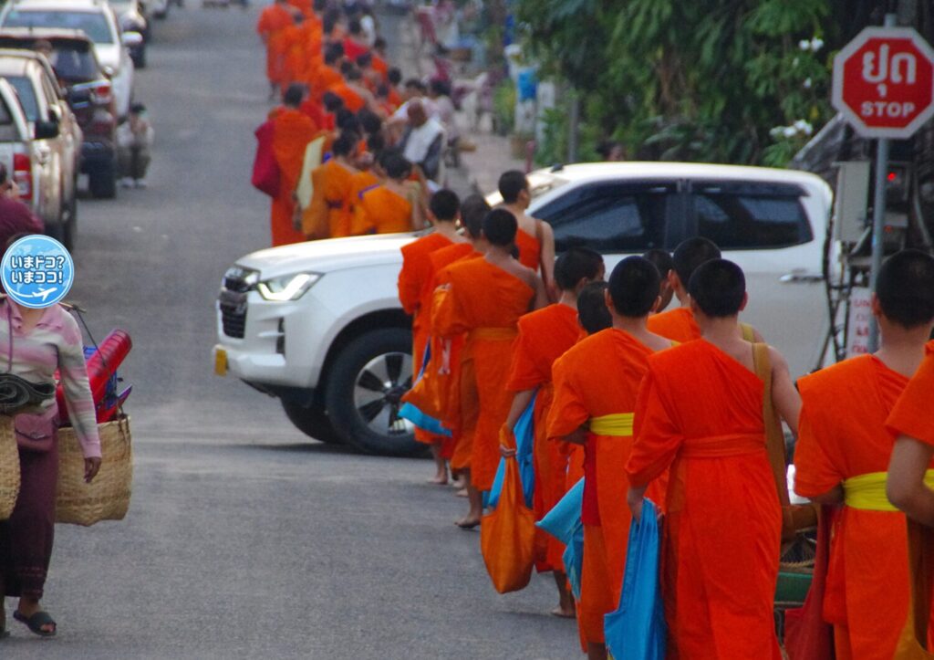 ラオスのルアンパバーンで、早朝の托鉢のときに、ルートを一巡して寺に変えるところを遠くから撮った写真