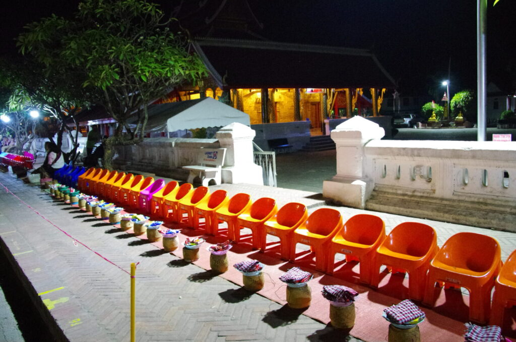 ラオスのルアンパバーンで、観光客向けの早朝の托鉢体験に向けて、環境客用の椅子の様子を撮った写真