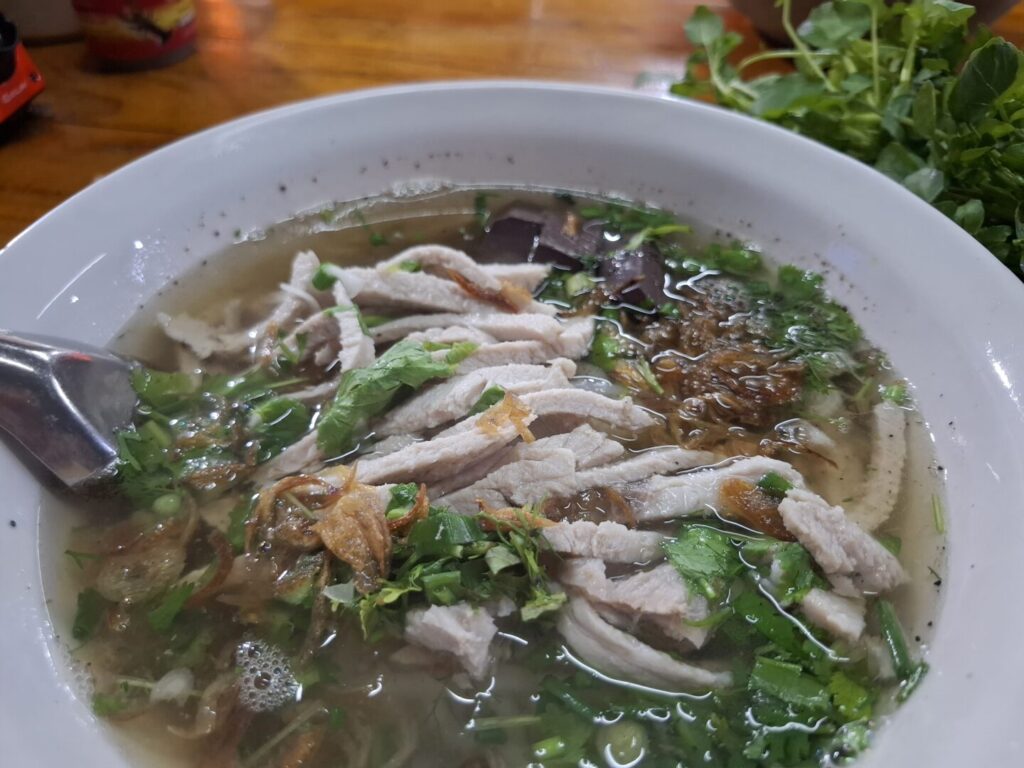 ルアンパバーンの朝市で、食堂で食べたカオピャックセンを撮った写真