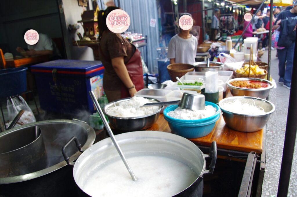ルアンパバーンの朝市で、食堂の前のおかゆが入った大きな鍋を撮った写真
