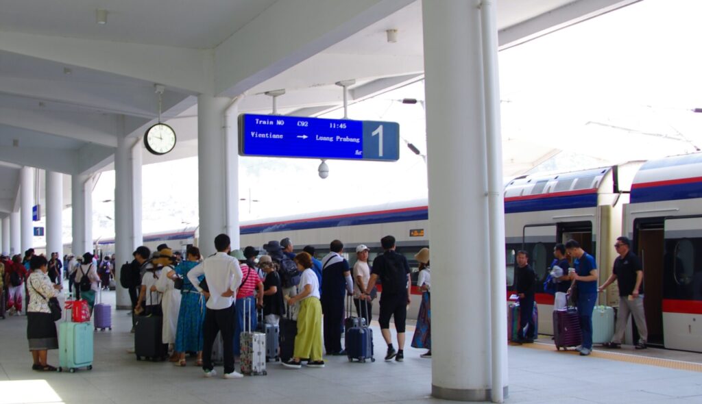 管理人が撮影したラオス中国鉄道(LCR)でルアンパバーンまでの列車のプラットフォームの様子