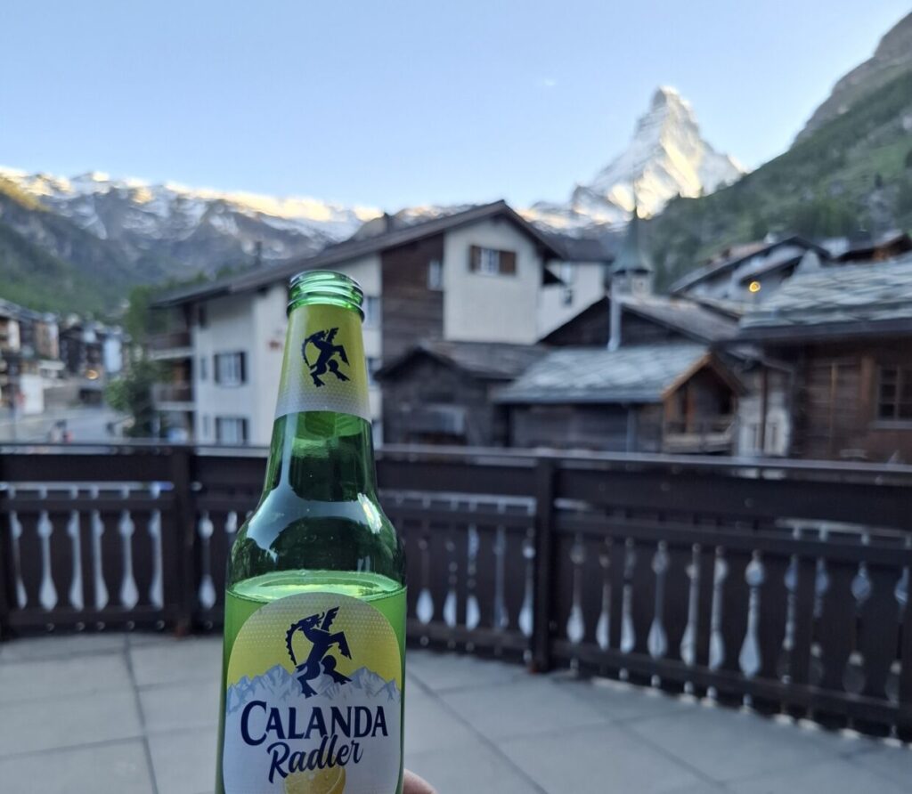 スイスのツェルマットで筆者が宿泊したコスパ抜群のホテルMazot Zermattで、宿泊した部屋に付属の広々としたテラスからスーパーで買ったビールとマッターホルンを撮った写真