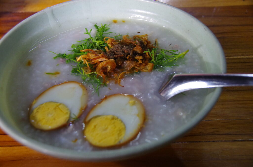 ルアンパバーンの朝市で、食堂で食べたカオピャックカオを撮った写真