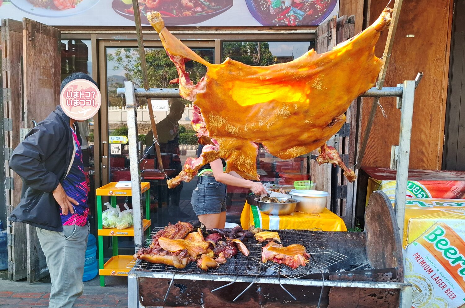 ルアンパバーンで、豚の丸焼きを料理している店のところで、現地の人が肉を注文しているところを撮った写真