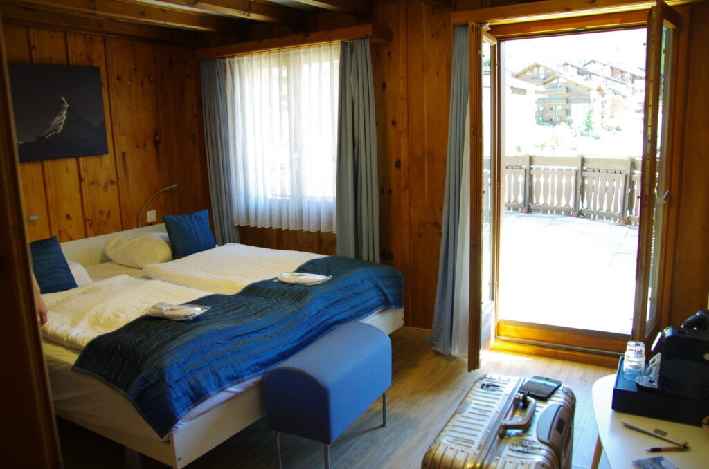 スイスのツェルマットで筆者が宿泊したMazot Zermattで、部屋の中から広々としたバルコニーを撮った写真