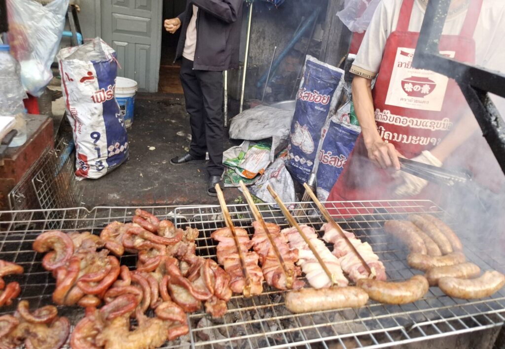 ルアンパバーンの朝市で、ラオス風ソーセージや肉を焼いている屋台を撮った写真